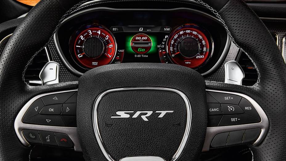 O volante traz o emblema SRT, divisão esportiva da Chrysler | <a href="https://gutenberg.quatrorodas.abril.com.br/carros/impressoes/dodge-challenger-hellcat-802142.shtml" target="_blank" rel="migration">Leia mais</a>