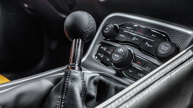 Câmbio manual de seis marchas | <a href="https://gutenberg.quatrorodas.abril.com.br/carros/impressoes/dodge-challenger-hellcat-802142.shtml" target="_blank" rel="migration">Leia mais</a> Câmbio manual de seis marchas | <a href="https://gutenberg.quatrorodas.abril.com.br/carros/impressoes/dodge-challenger-hellcat-802142.shtml" target="_blank" rel="migration">Leia mais</a>