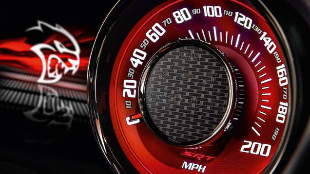 Velocímetro de 250 mph com o Hellcat ao fundo | <a href="https://gutenberg.quatrorodas.abril.com.br/carros/impressoes/dodge-challenger-hellcat-802142.shtml" target="_blank" rel="migration">Leia mais</a> Velocímetro de 250 mph com o Hellcat ao fundo | <a href="https://gutenberg.quatrorodas.abril.com.br/carros/impressoes/dodge-challenger-hellcat-802142.shtml" target="_blank" rel="migration">Leia mais</a>