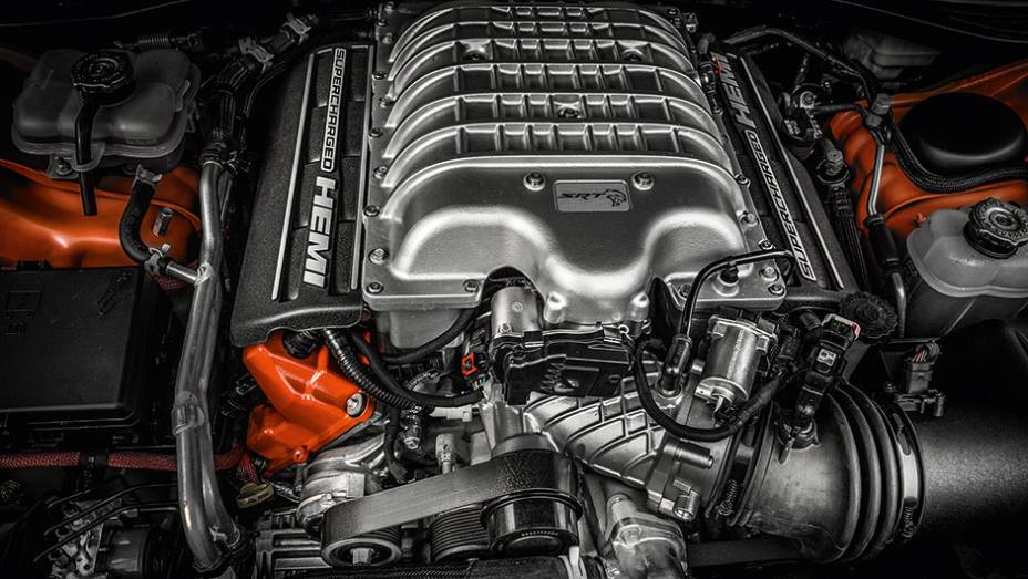 V8 com compressor | <a href="https://gutenberg.quatrorodas.abril.com.br/carros/impressoes/dodge-challenger-hellcat-802142.shtml" target="_blank" rel="migration">Leia mais</a>