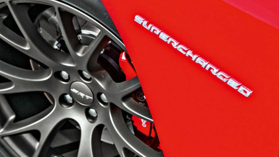 Freios da Brembo com rodas aro 20 | <a href="https://gutenberg.quatrorodas.abril.com.br/carros/impressoes/dodge-challenger-hellcat-802142.shtml" target="_blank" rel="migration">Leia mais</a>