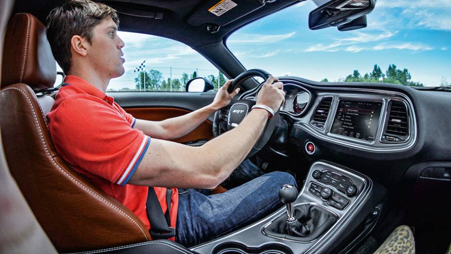 O piloto Luiz Razia elogiou a potência, mas diz que fica devendo nas curvas | <a href="https://gutenberg.quatrorodas.abril.com.br/carros/impressoes/dodge-challenger-hellcat-802142.shtml" target="_blank" rel="migration">Leia mais</a>