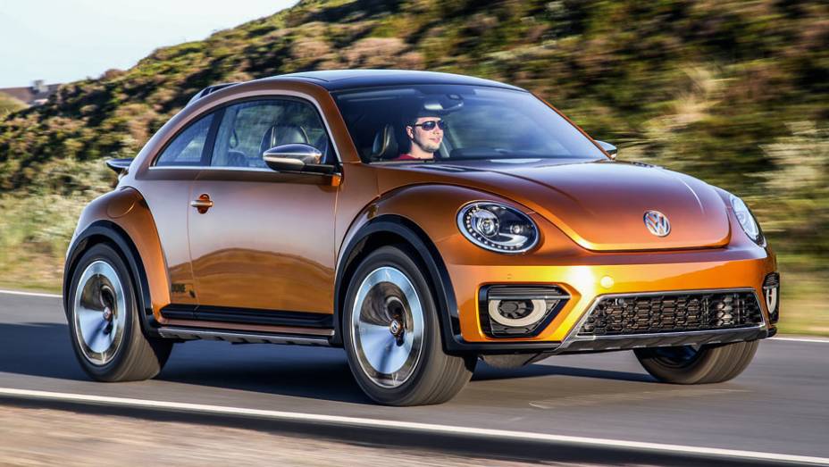 Suspensão elevada e rodas maiores deixaram a altura em relação ao solo 5 cm maior que no Beetle tradicional | <a href="https://gutenberg.quatrorodas.abril.com.br/carros/impressoes/vw-beetle-dune-802397.shtml" target="_blank" rel="migration">Leia mais</a>