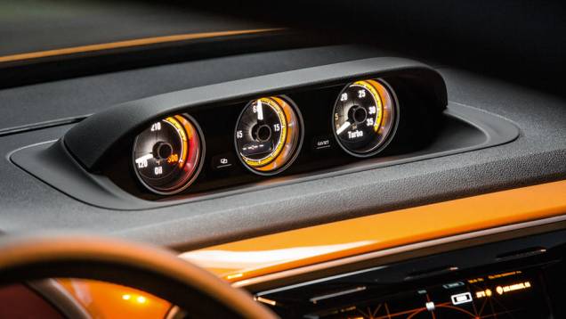 Nos mostradores, temperatura do óleo, cronômetro e pressão do turbo | <a href="https://gutenberg.quatrorodas.abril.com.br/carros/impressoes/vw-beetle-dune-802397.shtml" target="_blank" rel="migration">Leia mais</a> Nos mostradores, temperatura do óleo, cronômetro e pressão do turbo | <a href="https://gutenberg.quatrorodas.abril.com.br/carros/impressoes/vw-beetle-dune-802397.shtml" target="_blank" rel="migration">Leia mais</a>