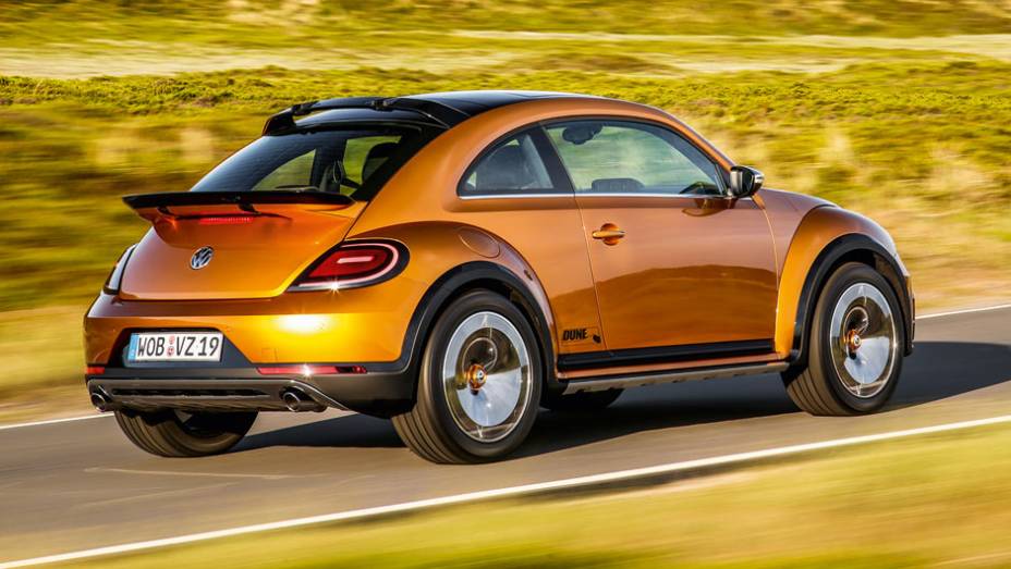 A base mecânica praticamente não sofreu alterações: motor 2.0 turbo de 210 cv e câmbio DSG de seis marchas | <a href="https://gutenberg.quatrorodas.abril.com.br/carros/impressoes/vw-beetle-dune-802397.shtml" target="_blank" rel="migration">Leia mais</a>