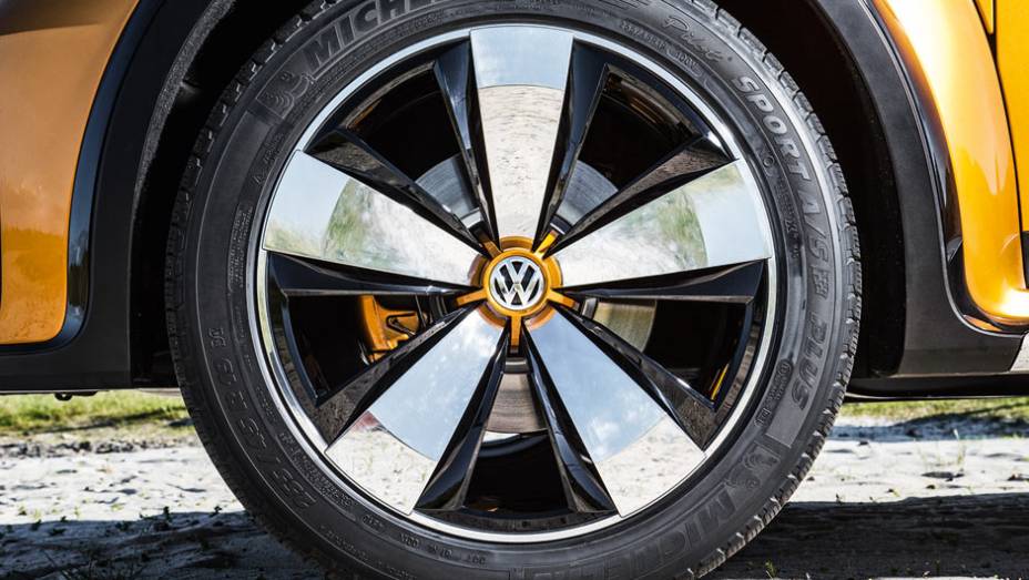Rodas de 19 polegadas | <a href="https://gutenberg.quatrorodas.abril.com.br/carros/impressoes/vw-beetle-dune-802397.shtml" target="_blank" rel="migration">Leia mais</a>