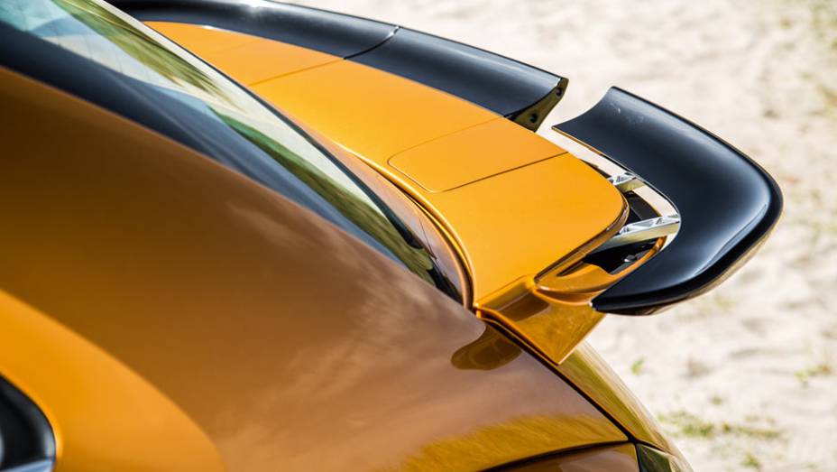 Aerofólio traseiro cujas extremidades se desencaixam para transportar um par de esquis de neve | <a href="https://gutenberg.quatrorodas.abril.com.br/carros/impressoes/vw-beetle-dune-802397.shtml" target="_blank" rel="migration">Leia mais</a>