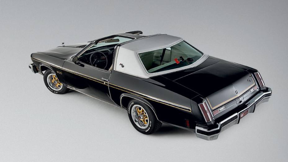 O teto tipo targa era um dos charmes deste modelo 1975 | <a href="https://gutenberg.quatrorodas.abril.com.br/carros/classicos-grandescarros/oldsmobile-hurst-olds-802245.shtml" target="_blank" rel="migration">Leia mais</a>