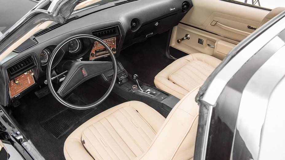 O painel à frente do volante tinha um formato V, para envolver o motorista | <a href="https://gutenberg.quatrorodas.abril.com.br/carros/classicos-grandescarros/oldsmobile-hurst-olds-802245.shtml" target="_blank" rel="migration">Leia mais</a>