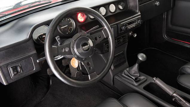 Painel de desenho simples, mas instrumentação é completa | <a href="https://gutenberg.quatrorodas.abril.com.br/carros/classicos-brasileiros/puma-p-018-800504.shtml" target="_blank" rel="migration">Leia mais</a> Painel de desenho simples, mas instrumentação é completa | <a href="https://gutenberg.quatrorodas.abril.com.br/carros/classicos-brasileiros/puma-p-018-800504.shtml" target="_blank" rel="migration">Leia mais</a>