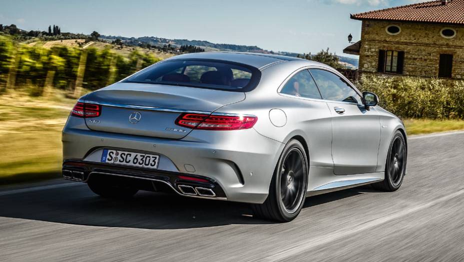 Visto de trás, ele nada lembra o Classe S sedã | <a href="https://gutenberg.quatrorodas.abril.com.br/carros/impressoes/mercedes-benz-s-63-amg-coupe-802403.shtml" target="_blank" rel="migration">Leia mais</a>