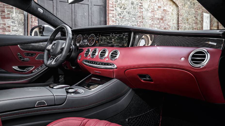 Duas telas interligadas fazem as vezes de quadro de instrumentos e painel de controle | <a href="https://gutenberg.quatrorodas.abril.com.br/carros/impressoes/mercedes-benz-s-63-amg-coupe-802403.shtml" target="_blank" rel="migration">Leia mais</a>