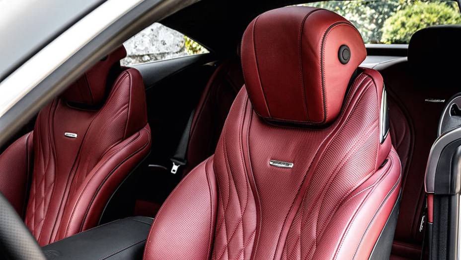 Sobra primor no acabamento do banco de couro | <a href="https://gutenberg.quatrorodas.abril.com.br/carros/impressoes/mercedes-benz-s-63-amg-coupe-802403.shtml" target="_blank" rel="migration">Leia mais</a> Sobra primor no acabamento do banco de couro | <a href="https://gutenberg.quatrorodas.abril.com.br/carros/impressoes/mercedes-benz-s-63-amg-coupe-802403.shtml" target="_blank" rel="migration">Leia mais</a>