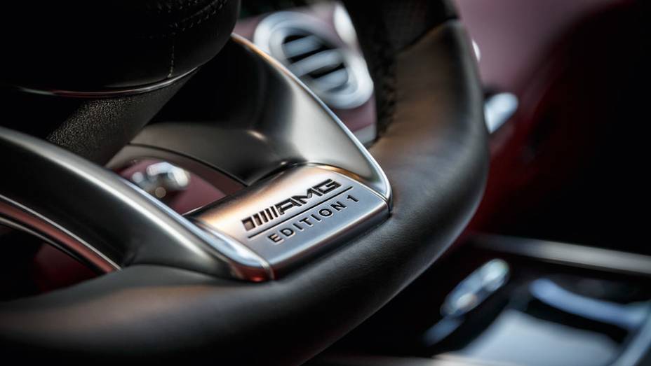 Esmero nos detalhes de alumínio polido do volante | <a href="https://gutenberg.quatrorodas.abril.com.br/carros/impressoes/mercedes-benz-s-63-amg-coupe-802403.shtml" target="_blank" rel="migration">Leia mais</a> Esmero nos detalhes de alumínio polido do volante | <a href="https://gutenberg.quatrorodas.abril.com.br/carros/impressoes/mercedes-benz-s-63-amg-coupe-802403.shtml" target="_blank" rel="migration">Leia mais</a>