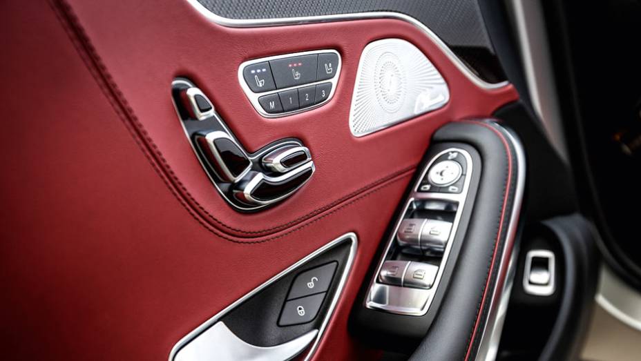 Esmero nos detalhes de alumínio polido das portas | <a href="https://gutenberg.quatrorodas.abril.com.br/carros/impressoes/mercedes-benz-s-63-amg-coupe-802403.shtml" target="_blank" rel="migration">Leia mais</a> Esmero nos detalhes de alumínio polido das portas | <a href="https://gutenberg.quatrorodas.abril.com.br/carros/impressoes/mercedes-benz-s-63-amg-coupe-802403.shtml" target="_blank" rel="migration">Leia mais</a>