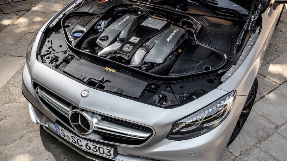 V8 biturbo de 5,5 litros gera 585 cv e trabalha em sintonia com o câmbio automatizado de sete marchas | <a href="https://gutenberg.quatrorodas.abril.com.br/carros/impressoes/mercedes-benz-s-63-amg-coupe-802403.shtml" target="_blank" rel="migration">Leia mais</a> V8 biturbo de 5,5 litros gera 585 cv e trabalha em sintonia com o câmbio automatizado de sete marchas | <a href="https://gutenberg.quatrorodas.abril.com.br/carros/impressoes/mercedes-benz-s-63-amg-coupe-802403.shtml" target="_blank" rel="migration">Leia mais</a>