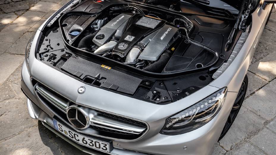 V8 biturbo de 5,5 litros gera 585 cv e trabalha em sintonia com o câmbio automatizado de sete marchas | <a href="https://gutenberg.quatrorodas.abril.com.br/carros/impressoes/mercedes-benz-s-63-amg-coupe-802403.shtml" target="_blank" rel="migration">Leia mais</a>