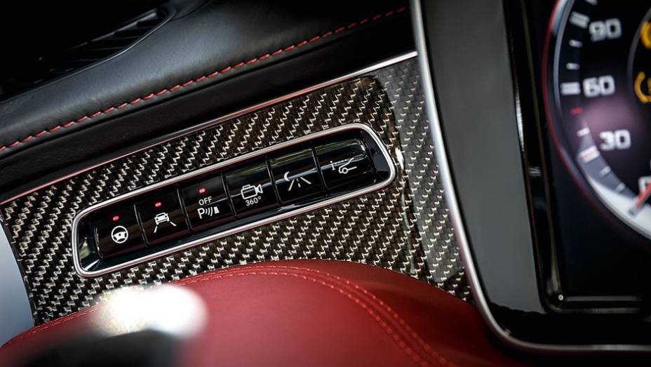 Não faltam recursos de auxílio à direção | <a href="https://gutenberg.quatrorodas.abril.com.br/carros/impressoes/mercedes-benz-s-63-amg-coupe-802403.shtml" target="_blank" rel="migration">Leia mais</a> Não faltam recursos de auxílio à direção | <a href="https://gutenberg.quatrorodas.abril.com.br/carros/impressoes/mercedes-benz-s-63-amg-coupe-802403.shtml" target="_blank" rel="migration">Leia mais</a>