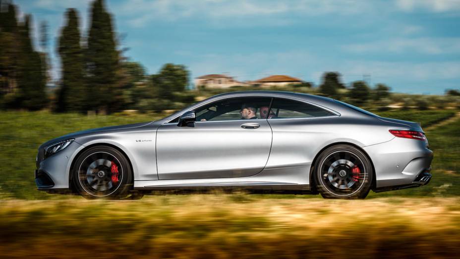 Apesar de ter só duas portas e quatro lugares, o cupê mede 5,04 metros | <a href="https://gutenberg.quatrorodas.abril.com.br/carros/impressoes/mercedes-benz-s-63-amg-coupe-802403.shtml" target="_blank" rel="migration">Leia mais</a> Apesar de ter só duas portas e quatro lugares, o cupê mede 5,04 metros | <a href="https://gutenberg.quatrorodas.abril.com.br/carros/impressoes/mercedes-benz-s-63-amg-coupe-802403.shtml" target="_blank" rel="migration">Leia mais</a>