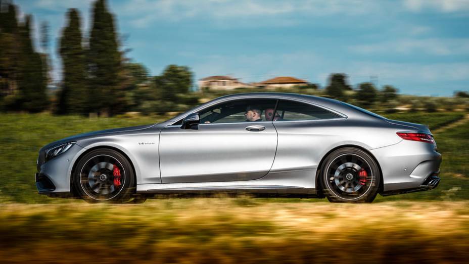 Apesar de ter só duas portas e quatro lugares, o cupê mede 5,04 metros | <a href="https://gutenberg.quatrorodas.abril.com.br/carros/impressoes/mercedes-benz-s-63-amg-coupe-802403.shtml" target="_blank" rel="migration">Leia mais</a>