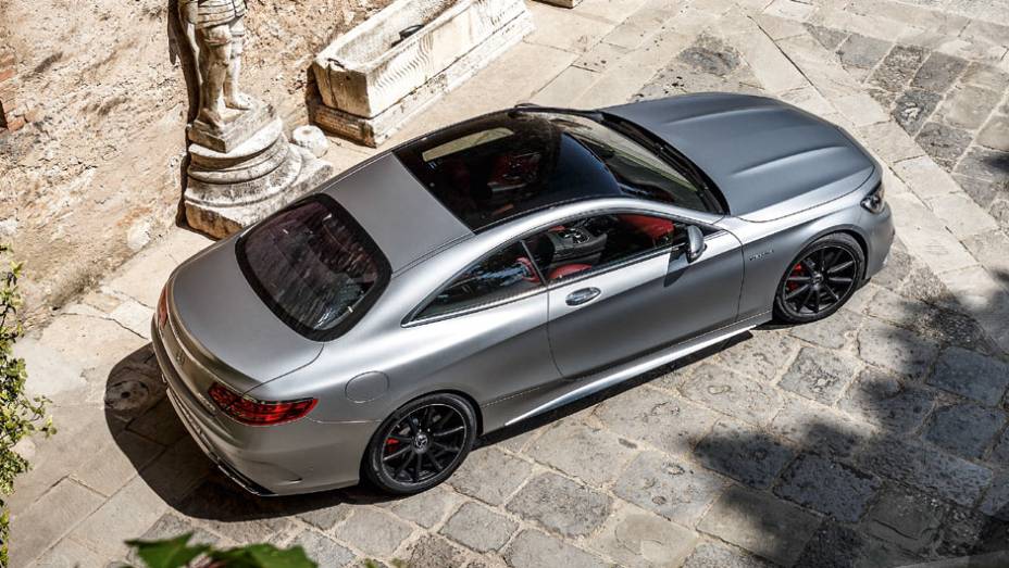 Está muito sol? É só alterar a transparência do teto de vidro | <a href="https://gutenberg.quatrorodas.abril.com.br/carros/impressoes/mercedes-benz-s-63-amg-coupe-802403.shtml" target="_blank" rel="migration">Leia mais</a> Está muito sol? É só alterar a transparência do teto de vidro | <a href="https://gutenberg.quatrorodas.abril.com.br/carros/impressoes/mercedes-benz-s-63-amg-coupe-802403.shtml" target="_blank" rel="migration">Leia mais</a>