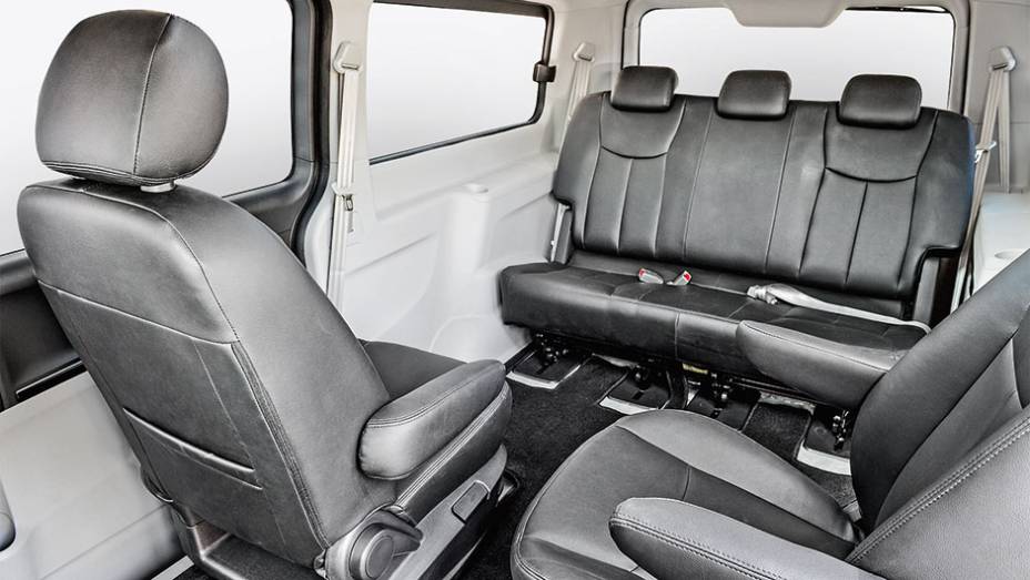 Na segunda fila, os bancos são giratórios, num ambiente com muito espaço para cinco | <a href="https://gutenberg.quatrorodas.abril.com.br/carros/impressoes/jac-t8-800521.shtml" target="_blank" rel="migration">Leia mais</a>