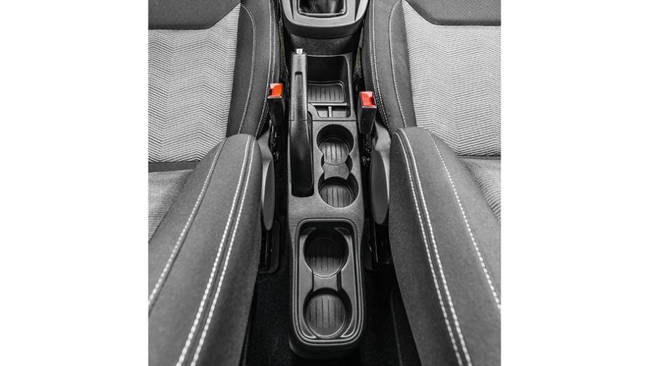Porta-trecos e espa&ccedil;o para copo ao alcance de quem vai atr&aacute;s | <a href="https://gutenberg.quatrorodas.abril.com.br/carros/testes/novo-ford-ka-795762.shtml" rel="migration">Leia mais</a>