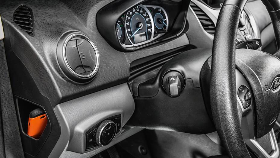 Onde menos se espera encontram-se pr&aacute;ticos porta-objetos: espa&ccedil;o oculto para celular no painel, | <a href="https://gutenberg.quatrorodas.abril.com.br/carros/testes/novo-ford-ka-795762.shtml" rel="migration">Leia mais</a>