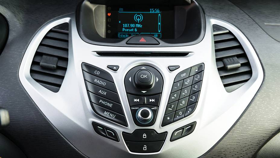 Tela do sistema multim&iacute;dia n&atilde;o &eacute; touch, | <a href="https://gutenberg.quatrorodas.abril.com.br/carros/testes/novo-ford-ka-795762.shtml" rel="migration">Leia mais</a>