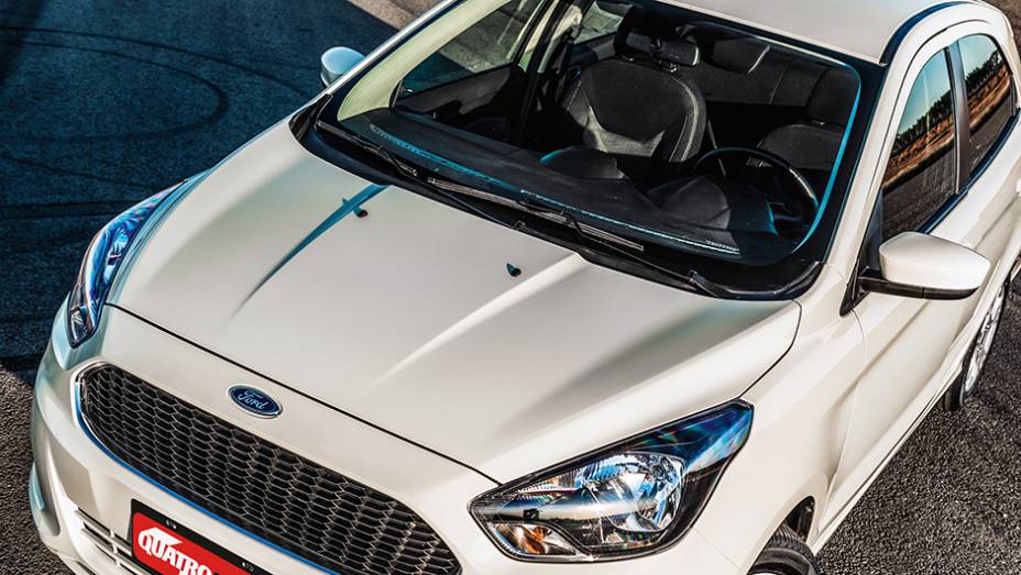 A faixa central impressa na carroceria tem relevo no capô e é rebaixada no teto | <a href="https://gutenberg.quatrorodas.abril.com.br/carros/testes/novo-ford-ka-795762.shtml" rel="migration">Leia mais</a>