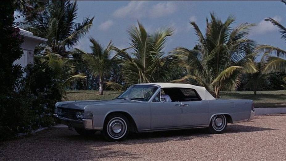 1965: Mais luxuoso do que esportivo, o Lincoln Continental é o modelo do agente em "007 contra a chantagem atômica". | <a href="%20https://gutenberg.quatrorodas.abril.com.br/blogs/planeta-carro/2012/11/07/licenca-para-acelerar/" rel="migration">Leia mais</a>