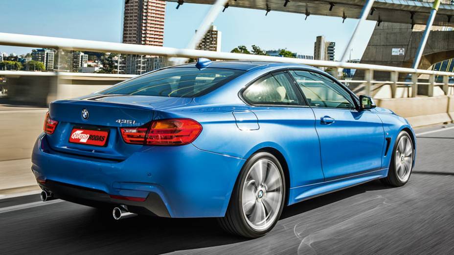 O Série 4 é mais que um Série 3 com duas portas a menos | <a href="https://gutenberg.quatrorodas.abril.com.br/carros/testes/bmw-435i-coupe-m-sport-802673.shtml" target="_blank" rel="migration">Leia mais</a>