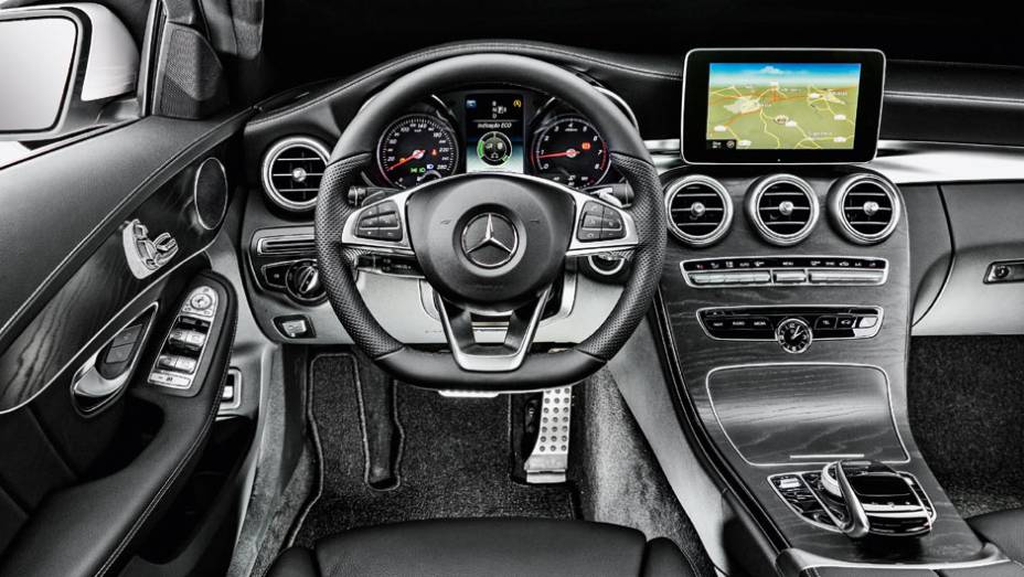 Acabamento da versão Sport traz apliques pretos com acabamento fosco | <a href="https://gutenberg.quatrorodas.abril.com.br/carros/testes/mercedes-benz-c-250-sport-802663.shtml" target="_blank" rel="migration">Leia mais</a>