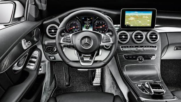 Acabamento da versão Sport traz apliques pretos com acabamento fosco | <a href="https://gutenberg.quatrorodas.abril.com.br/carros/testes/mercedes-benz-c-250-sport-802663.shtml" target="_blank" rel="migration">Leia mais</a> Acabamento da versão Sport traz apliques pretos com acabamento fosco | <a href="https://gutenberg.quatrorodas.abril.com.br/carros/testes/mercedes-benz-c-250-sport-802663.shtml" target="_blank" rel="migration">Leia mais</a>