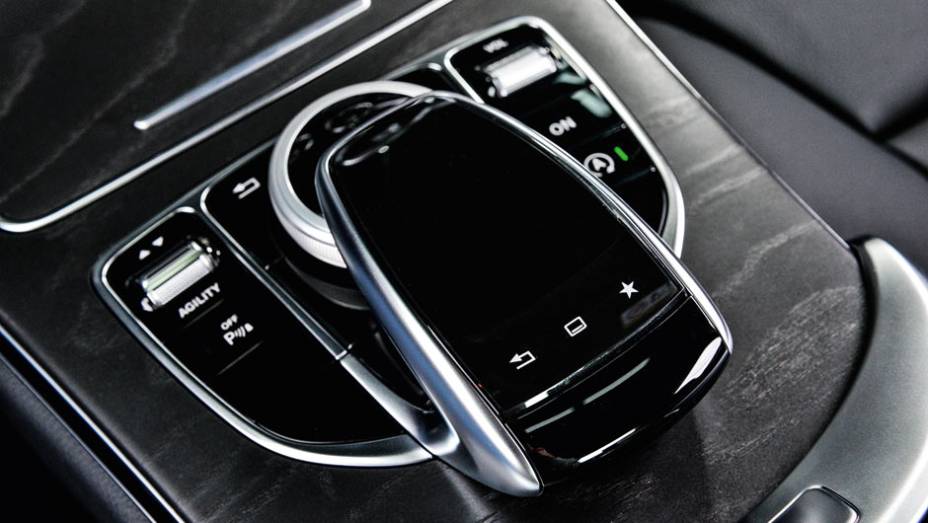 Visual do touchpad lembra um smartphone | <a href="https://gutenberg.quatrorodas.abril.com.br/carros/testes/mercedes-benz-c-250-sport-802663.shtml" target="_blank" rel="migration">Leia mais</a>