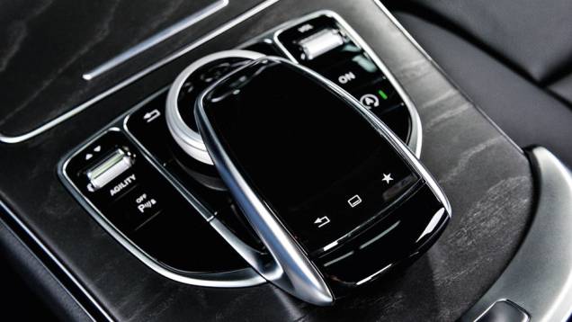 Visual do touchpad lembra um smartphone | <a href="https://gutenberg.quatrorodas.abril.com.br/carros/testes/mercedes-benz-c-250-sport-802663.shtml" target="_blank" rel="migration">Leia mais</a> Visual do touchpad lembra um smartphone | <a href="https://gutenberg.quatrorodas.abril.com.br/carros/testes/mercedes-benz-c-250-sport-802663.shtml" target="_blank" rel="migration">Leia mais</a>