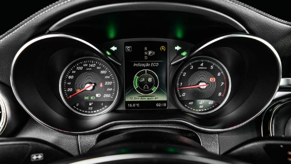 Instrumentos são fáceis de ler | <a href="https://gutenberg.quatrorodas.abril.com.br/carros/testes/mercedes-benz-c-250-sport-802663.shtml" target="_blank" rel="migration">Leia mais</a>