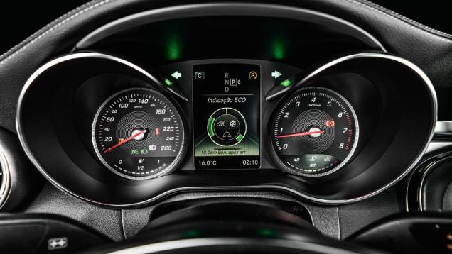 Instrumentos são fáceis de ler | <a href="https://gutenberg.quatrorodas.abril.com.br/carros/testes/mercedes-benz-c-250-sport-802663.shtml" target="_blank" rel="migration">Leia mais</a> Instrumentos são fáceis de ler | <a href="https://gutenberg.quatrorodas.abril.com.br/carros/testes/mercedes-benz-c-250-sport-802663.shtml" target="_blank" rel="migration">Leia mais</a>