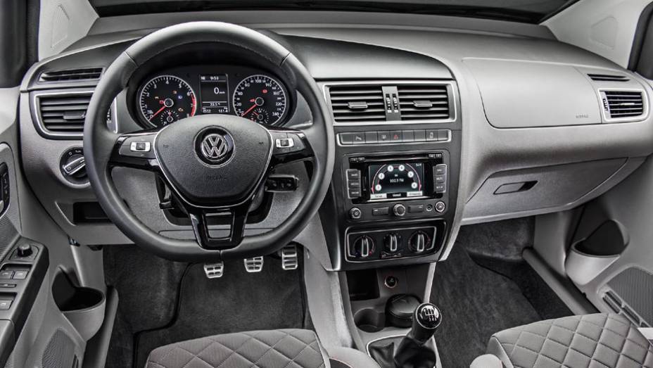 Versão topo de linha Highline tem pedaleiras de alumínio e volante multifuncional | <a href="https://gutenberg.quatrorodas.abril.com.br/carros/impressoes/volkswagen-fox-ed-9-2014-802701.shtml" target="_blank" rel="migration">Leia mais</a>