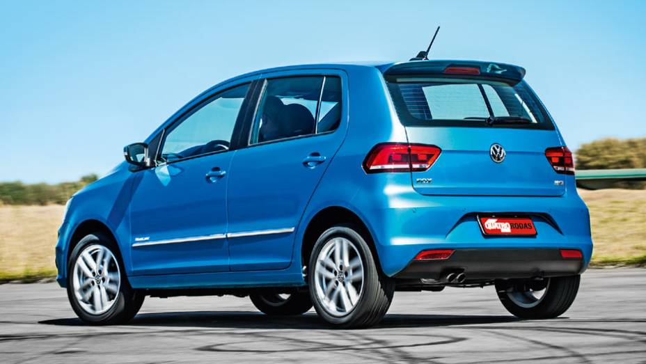 Fox 2015: lanternas bipartidas | <a href="https://gutenberg.quatrorodas.abril.com.br/carros/impressoes/volkswagen-fox-ed-9-2014-802701.shtml" target="_blank" rel="migration">Leia mais</a>