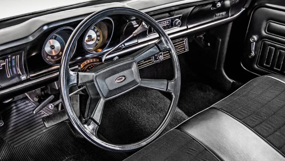 Com o banco inteiriço na frente, levava dois passageiros ao lado do motorista | <a href="https://gutenberg.quatrorodas.abril.com.br/carros/classicos-brasileiros/perua-maverick-802529.shtml" target="_blank" rel="migration">Leia mais</a> Com o banco inteiriço na frente, levava dois passageiros ao lado do motorista | <a href="https://gutenberg.quatrorodas.abril.com.br/carros/classicos-brasileiros/perua-maverick-802529.shtml" target="_blank" rel="migration">Leia mais</a>