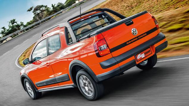 O step-side (degrau lateral) ficou de fora da Saveiro cabine dupla | <a href="https://gutenberg.quatrorodas.abril.com.br/carros/testes/vw-saveiro-cross-cabine-dupla-802614.shtml" target="_blank" rel="migration">Leia mais</a> O step-side (degrau lateral) ficou de fora da Saveiro cabine dupla | <a href="https://gutenberg.quatrorodas.abril.com.br/carros/testes/vw-saveiro-cross-cabine-dupla-802614.shtml" target="_blank" rel="migration">Leia mais</a>