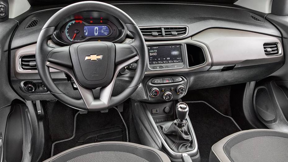 O acabamento do painel recebe duas cores e os bancos, tecido em relevo | <a href="https://gutenberg.quatrorodas.abril.com.br/carros/comparativos/ka-x-prisma-x-voyage-x-grand-siena-806201.shtml" target="_blank" rel="migration">Leia mais</a>