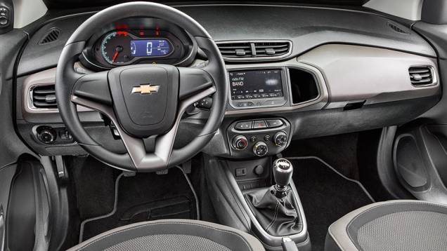 O acabamento do painel recebe duas cores e os bancos, tecido em relevo | <a href="https://gutenberg.quatrorodas.abril.com.br/carros/comparativos/ka-x-prisma-x-voyage-x-grand-siena-806201.shtml" target="_blank" rel="migration">Leia mais</a> O acabamento do painel recebe duas cores e os bancos, tecido em relevo | <a href="https://gutenberg.quatrorodas.abril.com.br/carros/comparativos/ka-x-prisma-x-voyage-x-grand-siena-806201.shtml" target="_blank" rel="migration">Leia mais</a>
