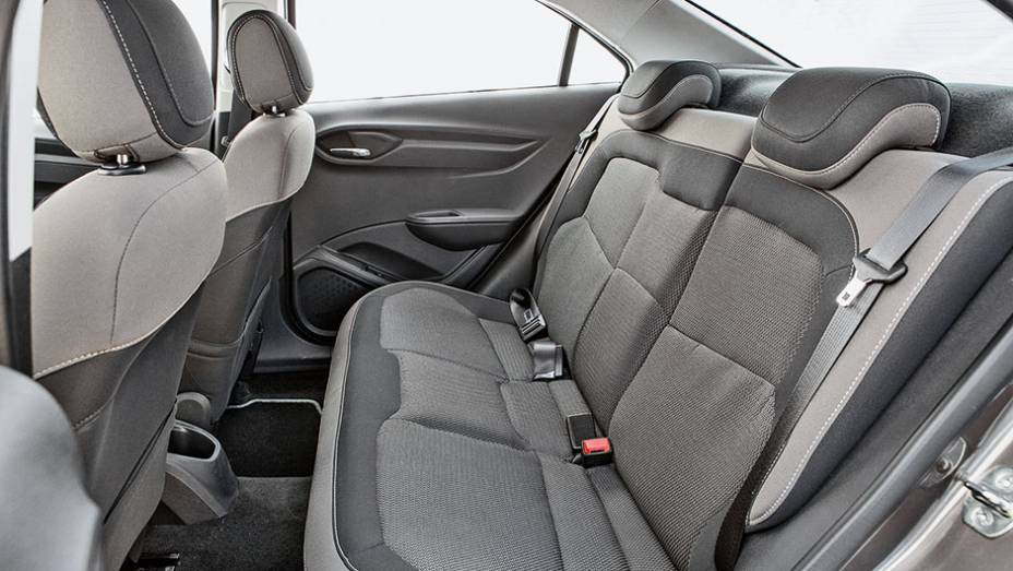 Banco traseiro rebatível é bipartido | <a href="https://gutenberg.quatrorodas.abril.com.br/carros/comparativos/ka-x-prisma-x-voyage-x-grand-siena-806201.shtml" target="_blank" rel="migration">Leia mais</a>