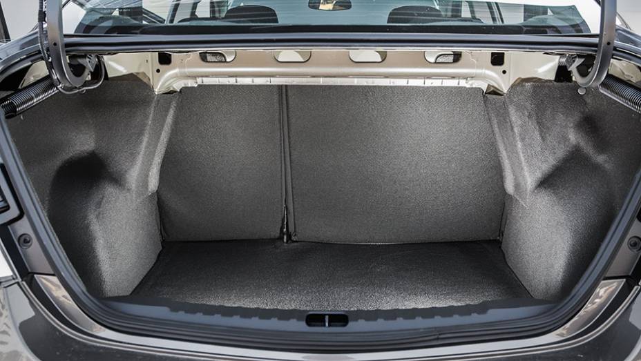 Assim como nos demais, falta revestimento no alto do porta-malas. Capacidade é de 500 litros | <a href="https://gutenberg.quatrorodas.abril.com.br/carros/comparativos/ka-x-prisma-x-voyage-x-grand-siena-806201.shtml" target="_blank" rel="migration">Leia mais</a>