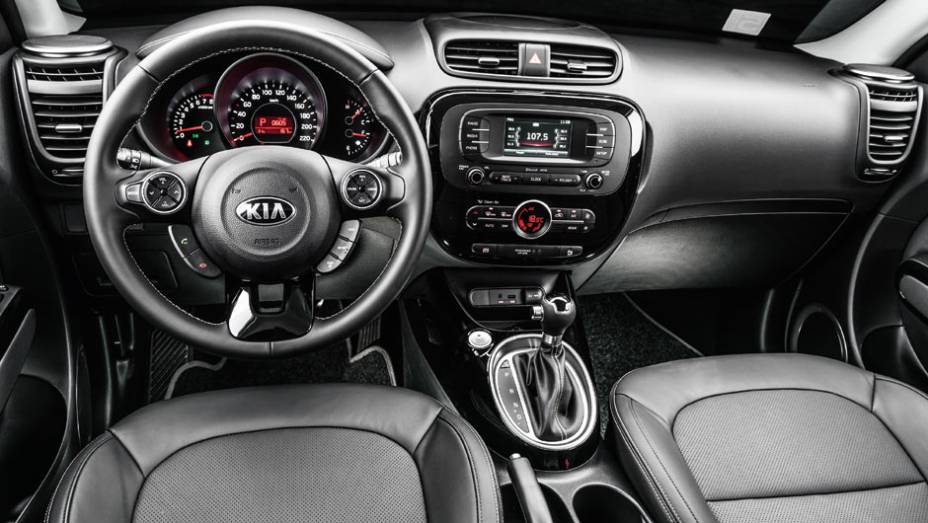 Interior ganhou sofisticação e novos equipamentos | <a href="https://gutenberg.quatrorodas.abril.com.br/carros/testes/kia-soul-ed-9-2014-802652.shtml" target="_blank" rel="migration">Leia mais</a>