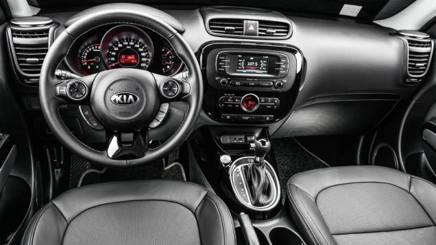Interior ganhou sofisticação e novos equipamentos | <a href="https://gutenberg.quatrorodas.abril.com.br/carros/testes/kia-soul-ed-9-2014-802652.shtml" target="_blank" rel="migration">Leia mais</a> Interior ganhou sofisticação e novos equipamentos | <a href="https://gutenberg.quatrorodas.abril.com.br/carros/testes/kia-soul-ed-9-2014-802652.shtml" target="_blank" rel="migration">Leia mais</a>