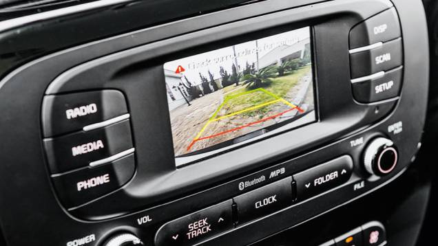 Câmera de ré trocou de lugar. Agora está no multimídia | <a href="https://gutenberg.quatrorodas.abril.com.br/carros/testes/kia-soul-ed-9-2014-802652.shtml" target="_blank" rel="migration">Leia mais</a> Câmera de ré trocou de lugar. Agora está no multimídia | <a href="https://gutenberg.quatrorodas.abril.com.br/carros/testes/kia-soul-ed-9-2014-802652.shtml" target="_blank" rel="migration">Leia mais</a>