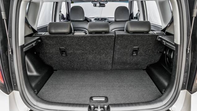 Bancos traseiros são rebatíveis e bipartidos | <a href="https://gutenberg.quatrorodas.abril.com.br/carros/testes/kia-soul-ed-9-2014-802652.shtml" target="_blank" rel="migration">Leia mais</a> Bancos traseiros são rebatíveis e bipartidos | <a href="https://gutenberg.quatrorodas.abril.com.br/carros/testes/kia-soul-ed-9-2014-802652.shtml" target="_blank" rel="migration">Leia mais</a>
